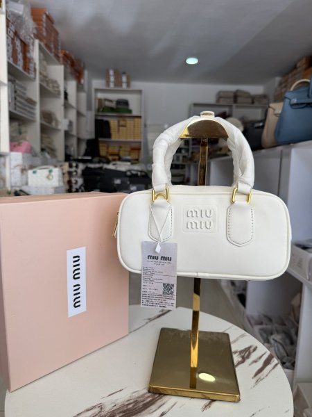 Miu miu  مع علبة وكرت كفالة ماستر كولتي
