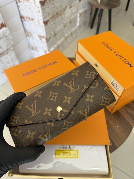 جزدان lv  مع علبه